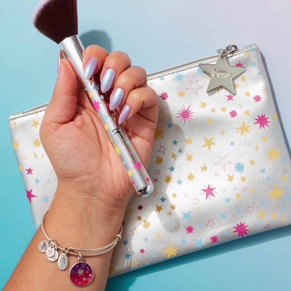 NEW it cosmetics alex and ani bracelet brush set